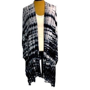 Chic Monochrome Tie-Dye Wrap